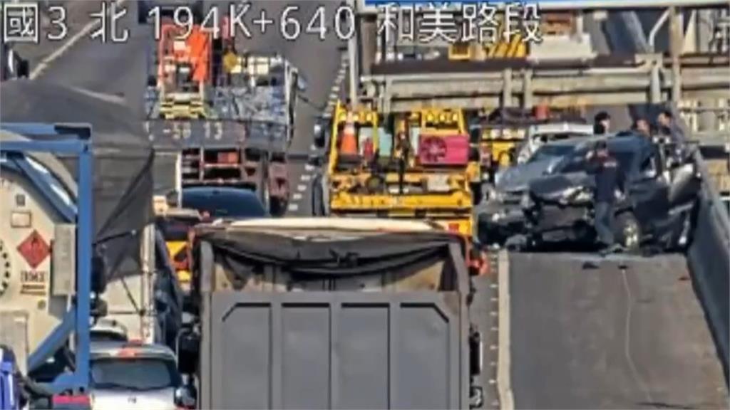 驚悚火燒車! 疑為閃動物自撞 轎車瞬間陷火海