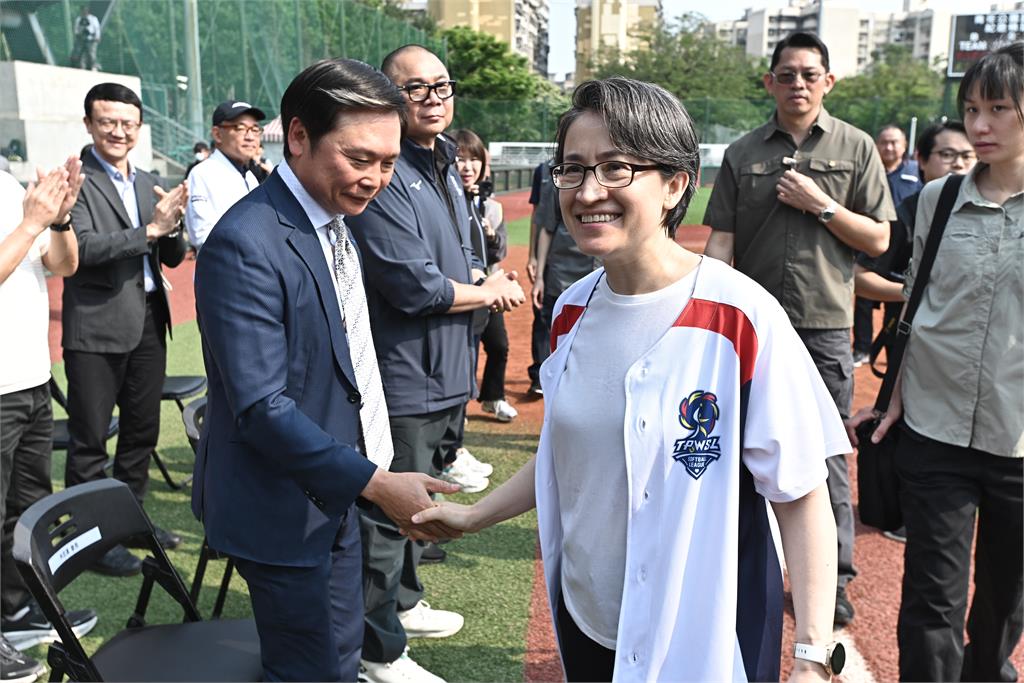 快新聞／親自下場開球！蕭美琴力挺女壘發展　企業聯賽熱血開打