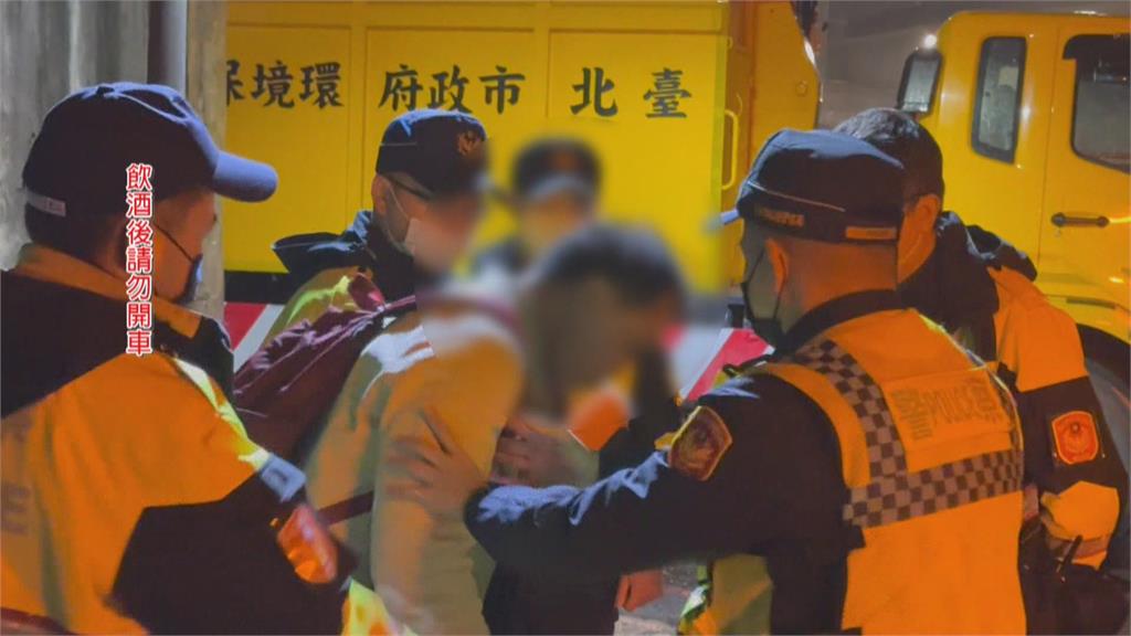 酒測值0.55!連站都站不穩 男子酒駕撞垃圾車 警移送法辦