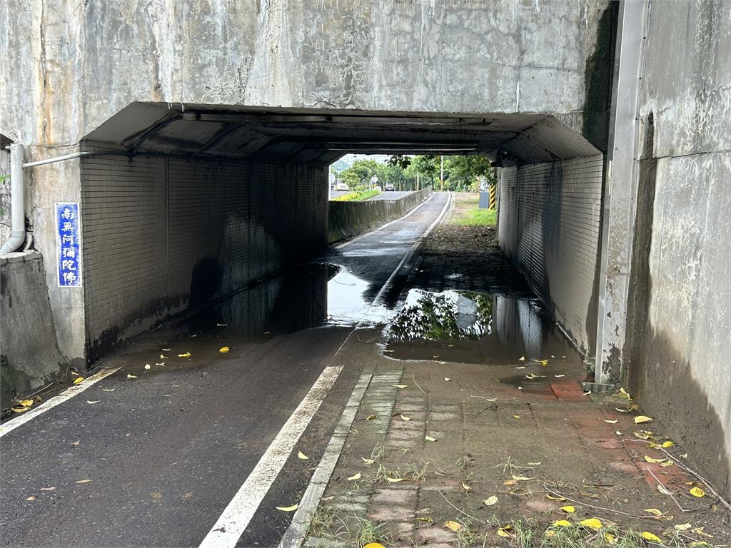 快新聞／下雨就淹！會勘台6線陸橋下機車專用道　沈發惠要求限期改善