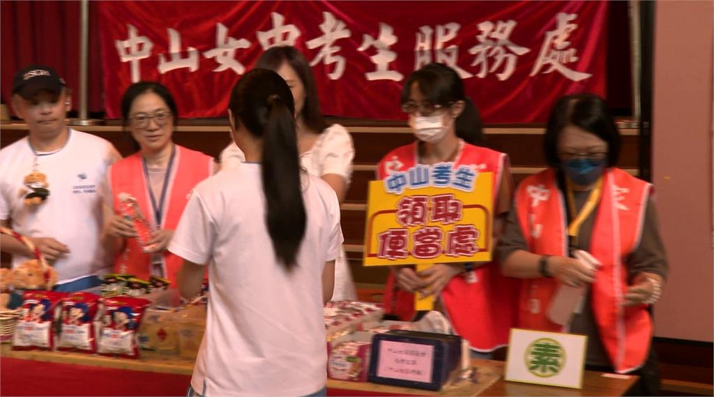 分科測驗登場應援大比拚 紅布條出動、大玩諧音梗