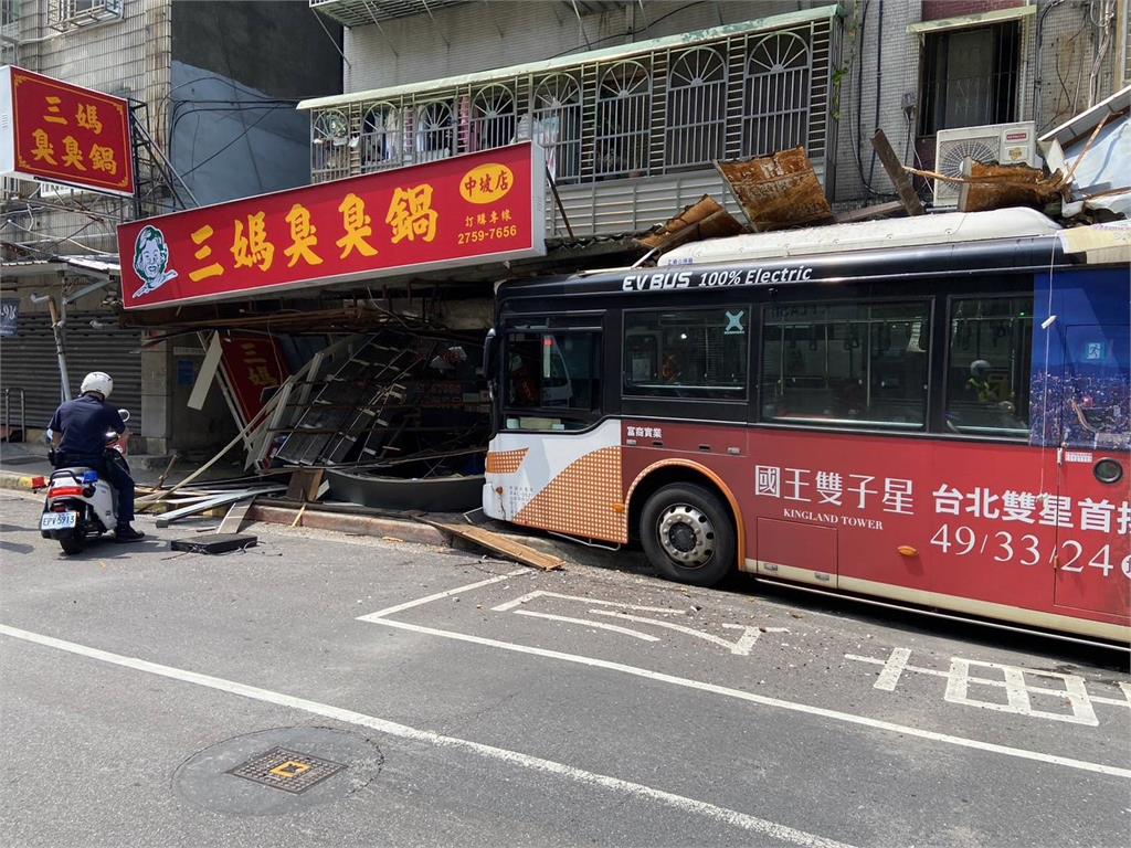 快新聞／北市信義區公車衝撞「三媽臭臭鍋」　2人受傷送醫