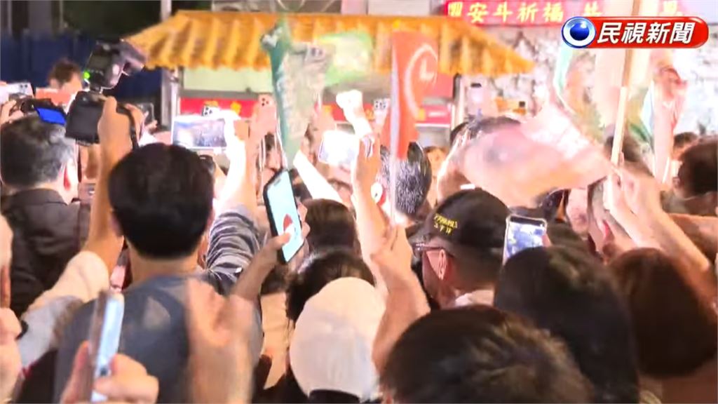 洋流狂湧蔣萬安急撤!橘衣英雄幫開道「真身竟是沈伯洋志工」他喊1句網笑翻:太暖