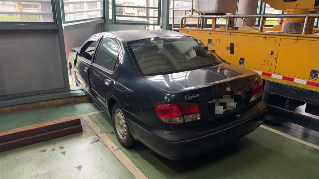 驚悚！阿伯誤踩油門車暴衝　撞破停車場前輪掛牆外險墜