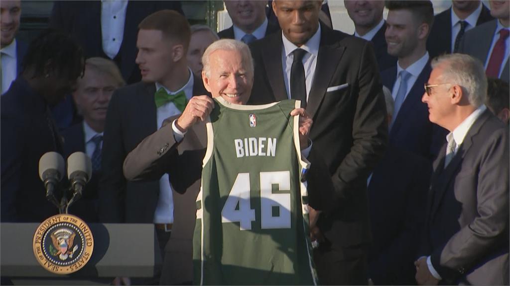 體壇貴客光臨白宮　拜登迎接NBA總冠軍公鹿隊　致贈46號球衣給第46任總統