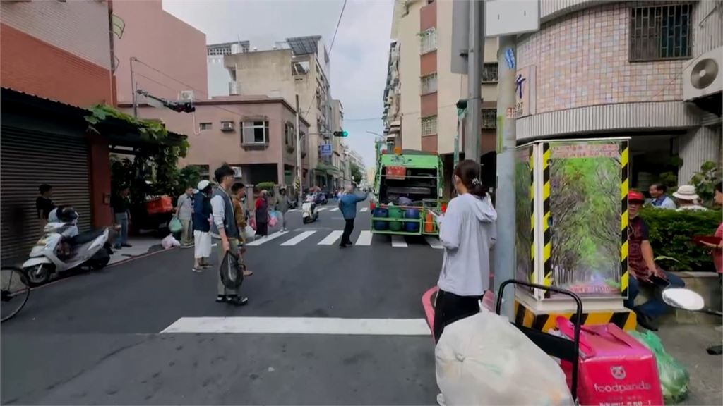 尷尬！台南民眾騎機車追垃圾車　以為算準距離一拋「丟中清潔員」