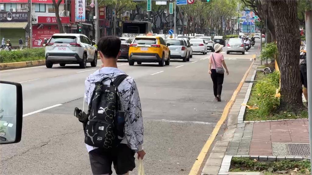 賣場改裝貨品架從天而降 逼民眾走道還差點遭砸