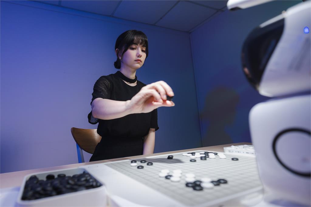 快新聞/人生如棋、落子無悔! 文總《匠人魂》紀錄黑嘉嘉與許皓鋐職涯「最好一著」