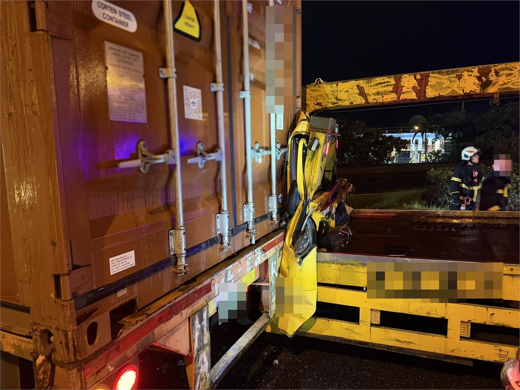 最新／國1拖吊車「插進」貨櫃車尾！60歲駕駛受困慘死　驚悚畫面曝光