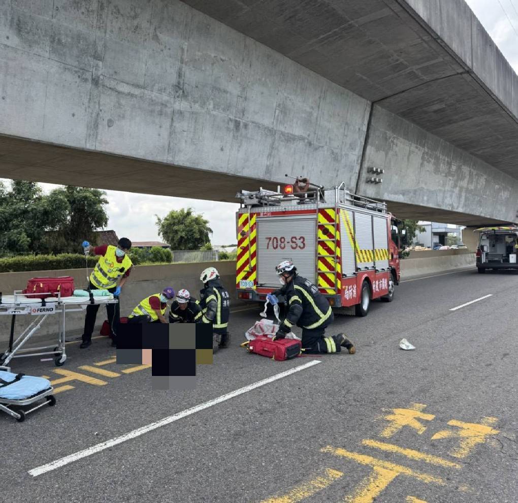 快新聞／桃園蘆竹嚴重車禍！8旬夫妻騎車捲入砂石車底　送醫搶救不治