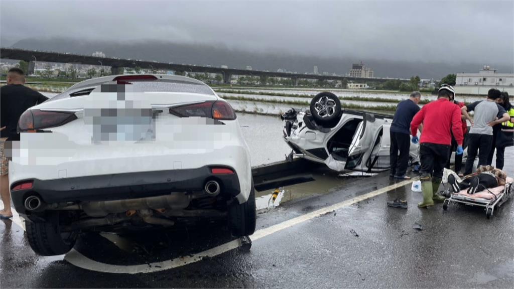 疑未減速禮讓! 兩車相撞釀9傷 休旅車頭栽進水溝 轎車四輪朝天