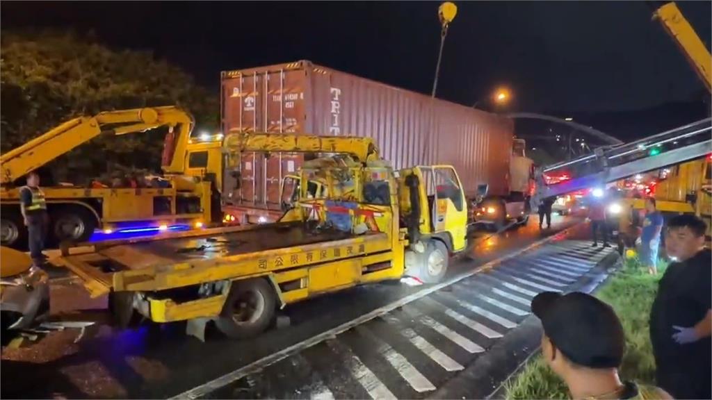 國1五堵交流道拖吊車猛撞貨櫃車　駕駛當場受困身亡