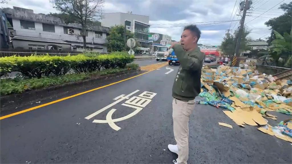 基隆聯結車500箱飲料掉滿地　民眾瘋撿！但要注意這件事