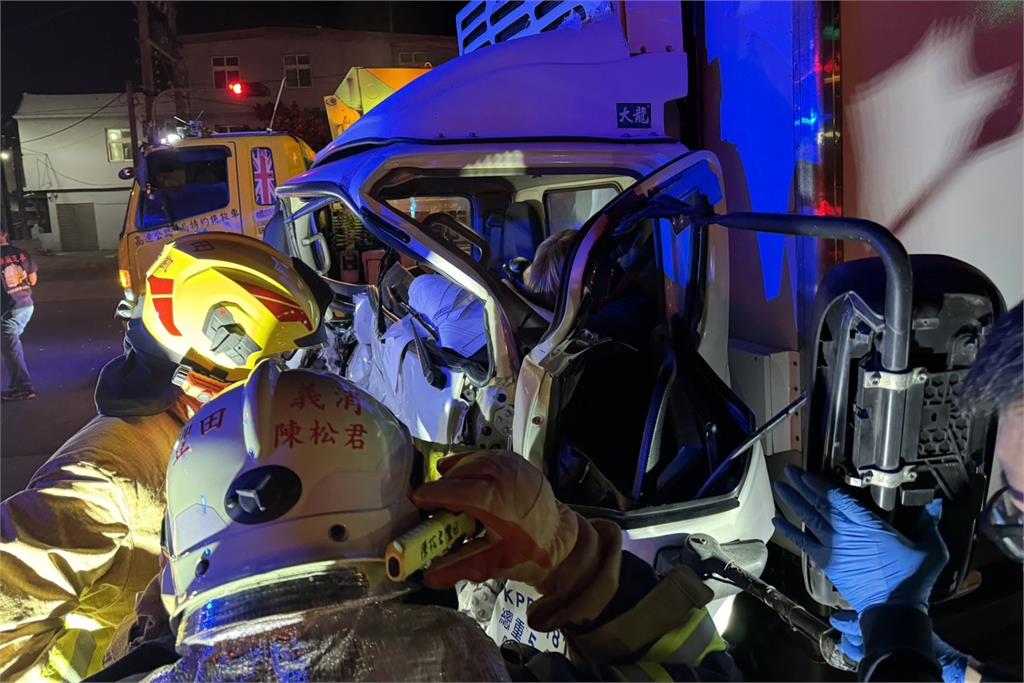 快新聞/驚悚!晚間竹北「小貨車追撞皮卡車」 車頭全毀1人OHCA送醫急救
