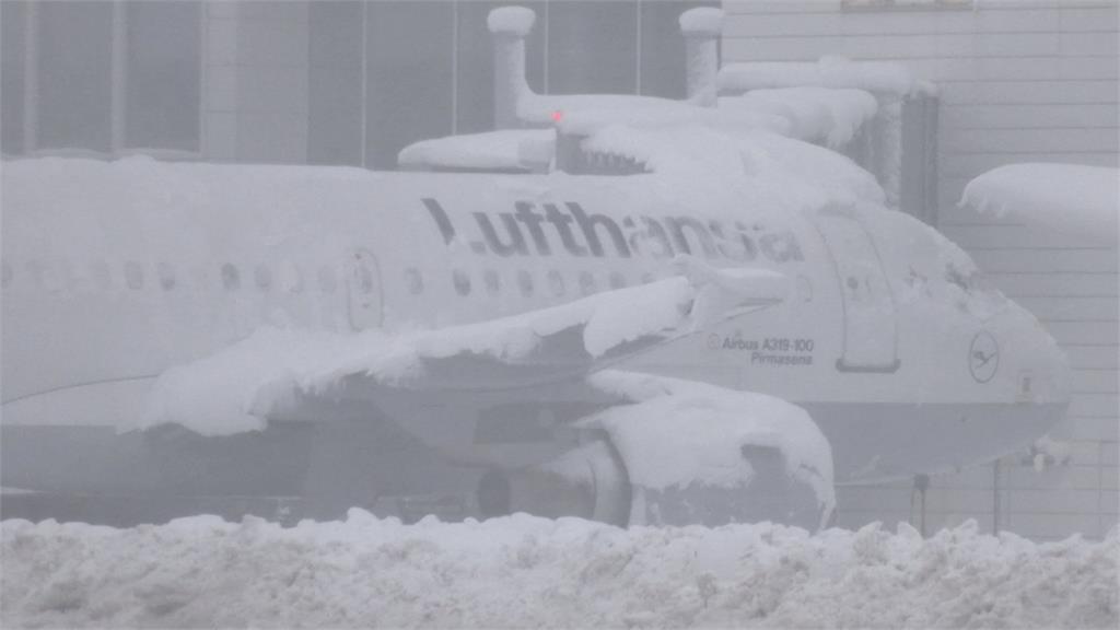 暴雪侵襲德國！多數航班、列車取消　大批旅客滯留塞爆慕尼黑機場