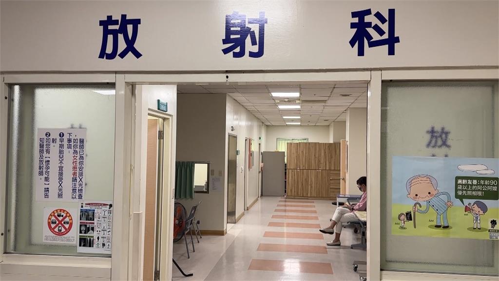 醫院放射科海報吸睛 肌肉猛男「脫衣」教學