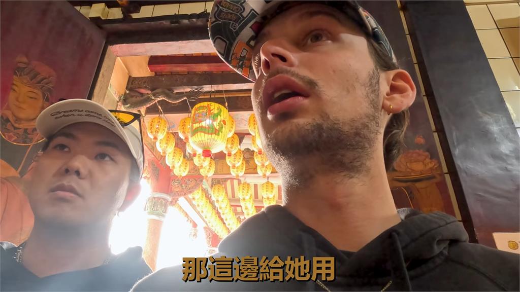 波德混血遊台中公廟被文化震驚 見「全台唯一」太保喊:好酷喔