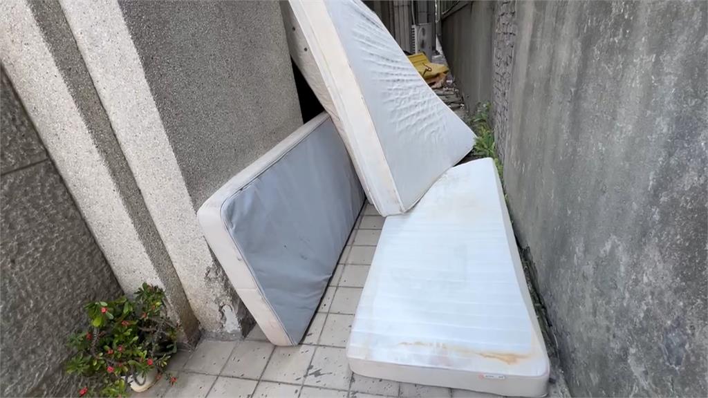 「強風」惹的禍！床墊堆放人行道飛路中　騎士閃避不及撞上「肋骨斷８根」