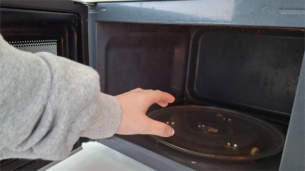 TikTok挑戰再傳意外！9歲男童「微波玩具炸裂」右臉融化嚇壞全網