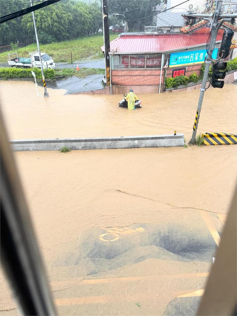豪雨像用倒的！雙北多區警戒　龜山水淹進民宅　鶯歌老街附近泥流湍急