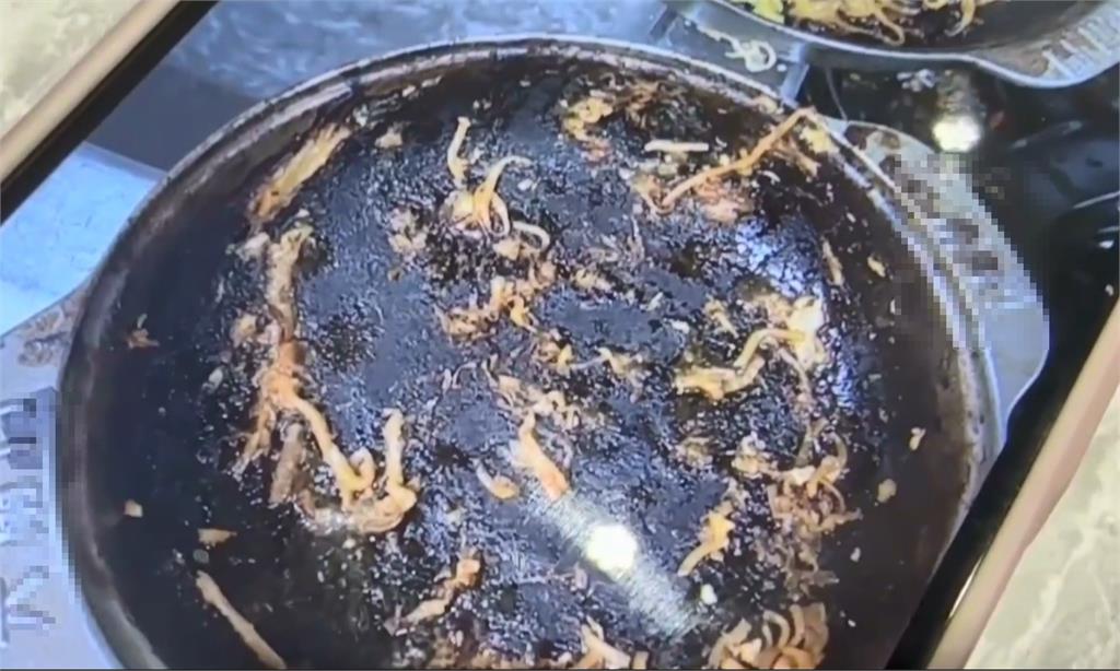 惡搞!火鍋店鍋子遭燒乾「焦黑全毀」 4高中生闖禍落跑被校方抓回店裡道歉