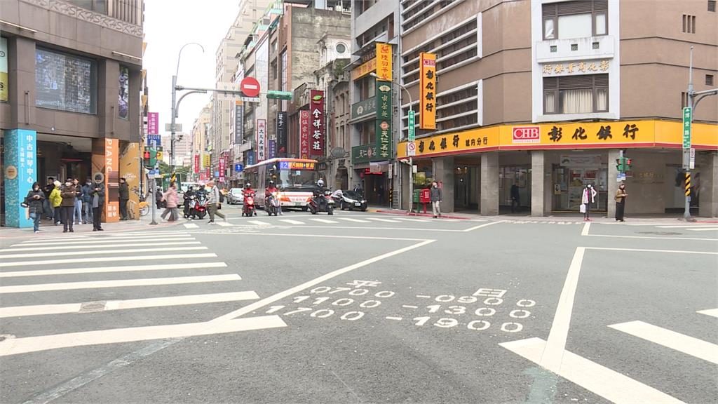 「進擊的巨人」、「沒變身的浩克」? 裸男狂奔跳車頂