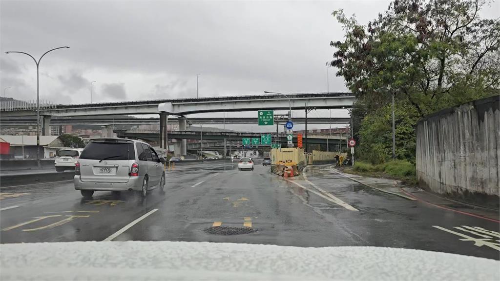危險!國道口插隊兩車並行 被插隊駕駛敲車窗怒嗆