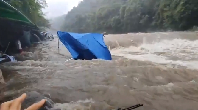 颱風天大豹溪烤肉急流吞帳篷　她狂吼「不要了危險！」驚險洪水畫面曝