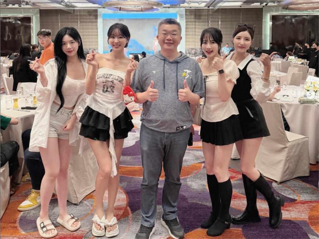 蔡其昌合照4韓籍啦啦隊女神獨享豔福　會長專屬福利羨煞網友：為什麼他可以！