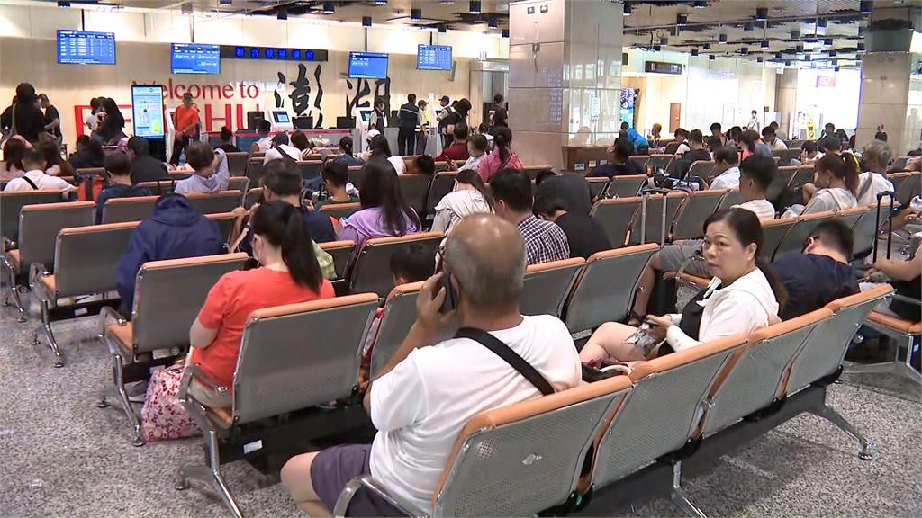 丹娜絲強襲約8千人滯留澎湖！　旅客週一湧機場排候補