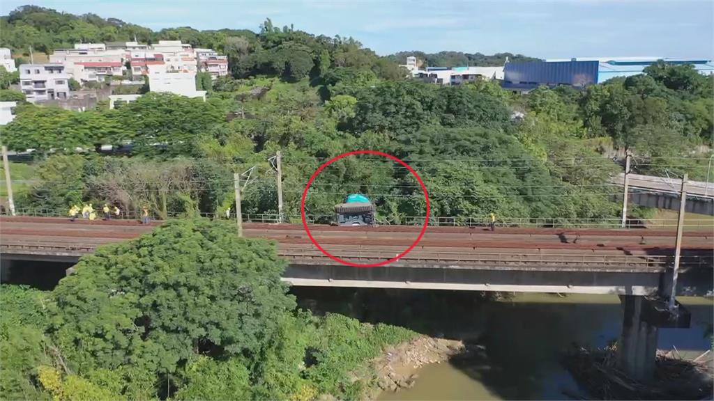 "苗栗至竹南"怪手翻覆排除　台鐵:週四14:40恢復雙向通車