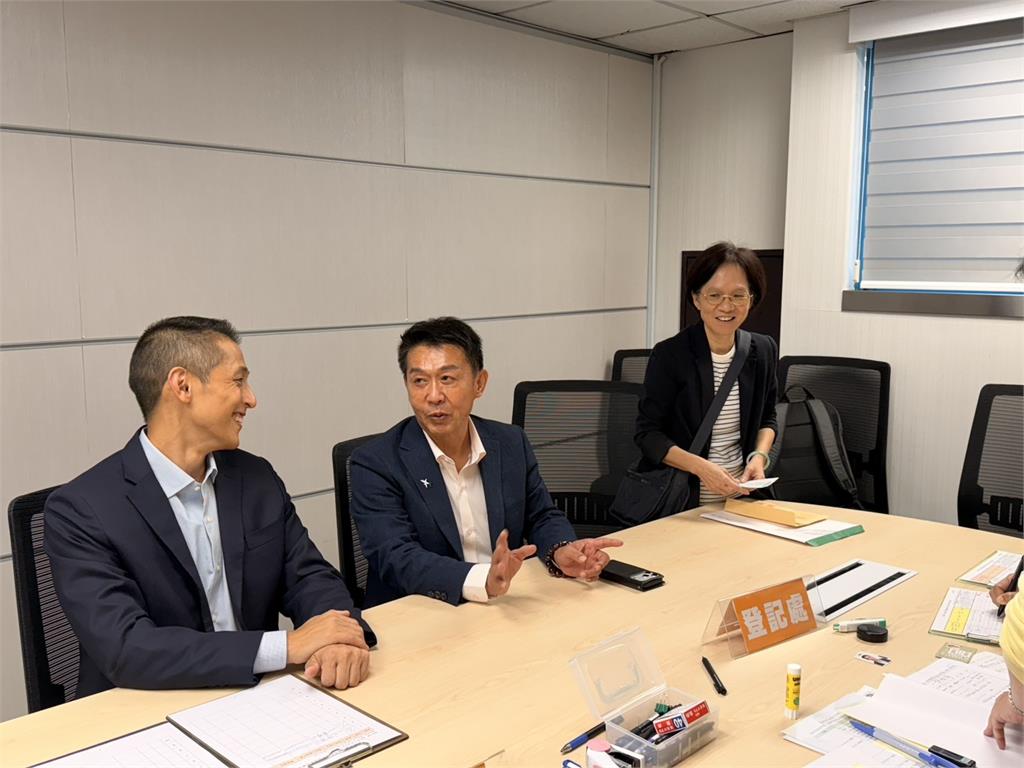 跨派系相挺高喊諧音哏口號 許智傑找來「他」登記參選