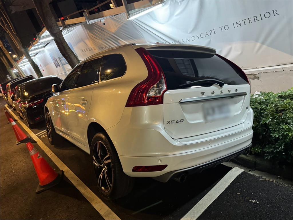 快新聞/台北工地地基下陷「整排車45度側翻」 建商名稱曝光