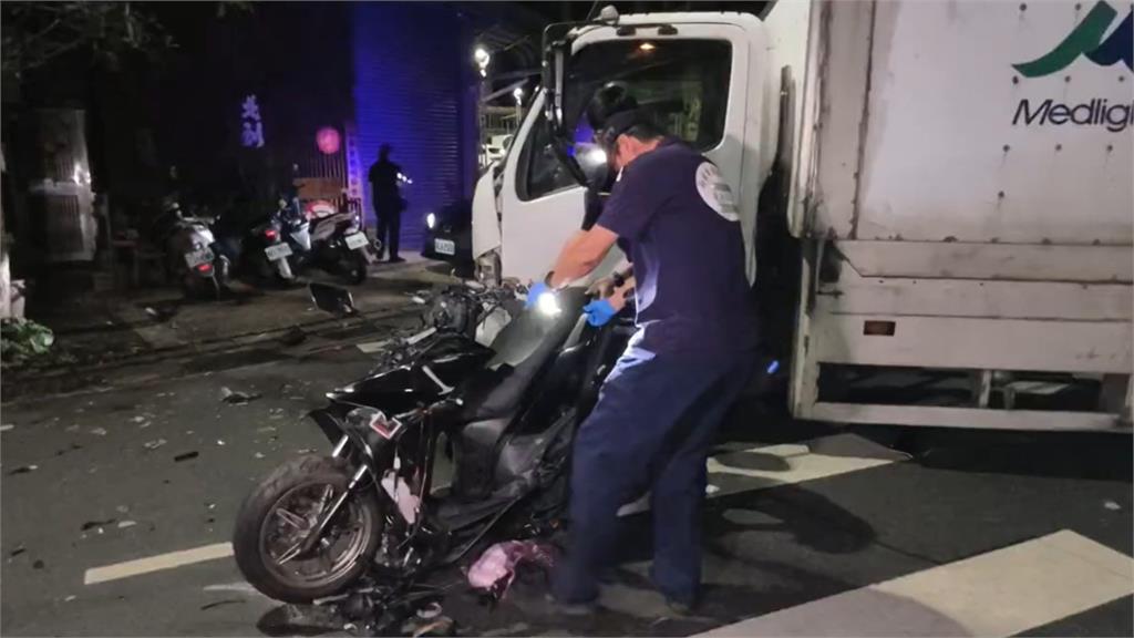 快新聞／新北五股暗夜「機車高速衝撞小貨車」！　19歲騎士傷重身亡