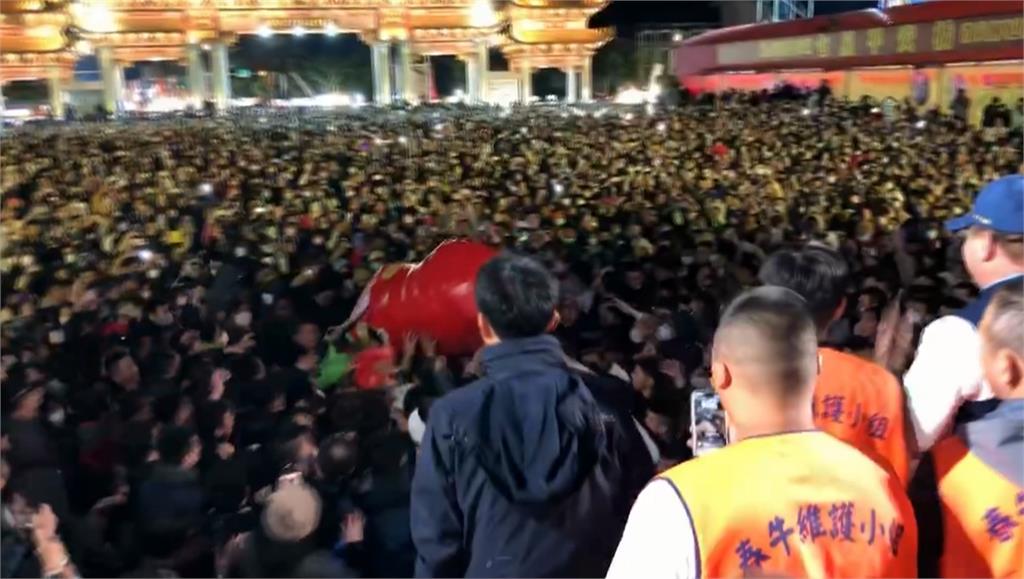 台南鹿耳門聖母廟「搶春牛」　上萬人朝聖為新春祈福