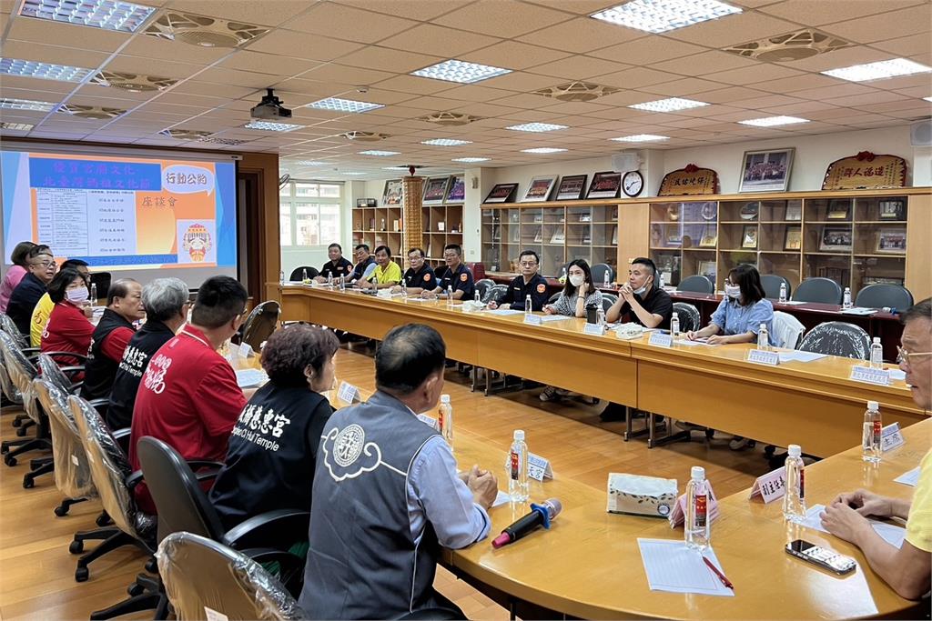 快新聞/板橋慈惠宮下週末遶境 警方邀宮廟陣頭簽署《優質行動公約》