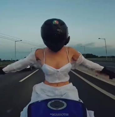 中國女網紅為秀身材「花式騎車」！網搖頭分享「下次不敢了」慘痛案例