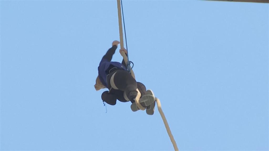 徒手以單繩爬艾菲爾鐵塔　法國選手爬110公尺破紀錄