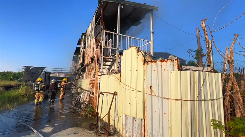 最新／台南百年木炭行火警！濃煙狂竄畫面曝光