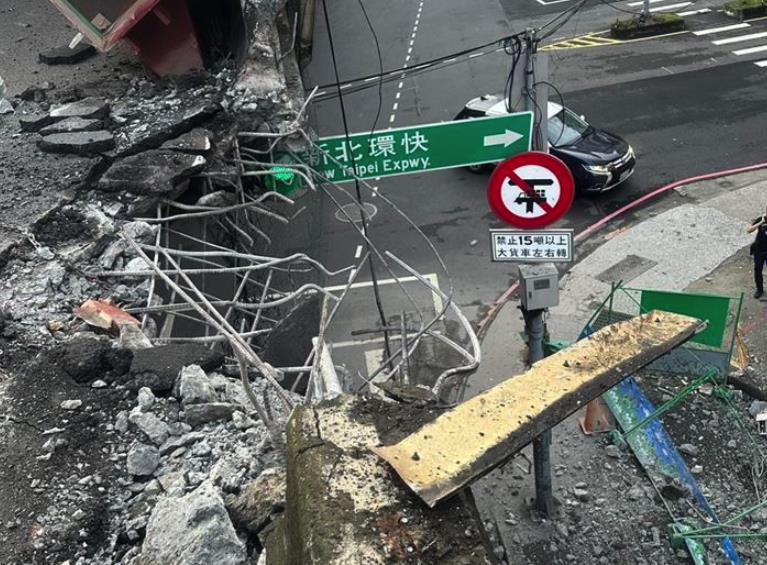 快新聞/拖板車翻覆!忠孝橋護欄「被撞破大洞」空拍畫面曝 居民驚:以為是地震