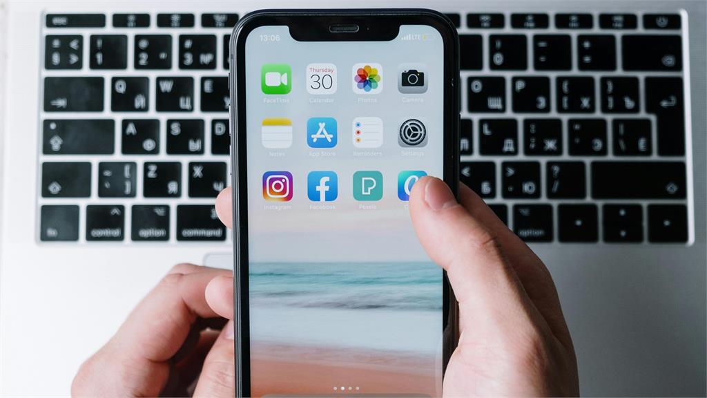 果粉哀怨iPhone 16「沒誠意」根本悲劇!他狠酸「蘋果變不出花樣」兩派人戰翻
