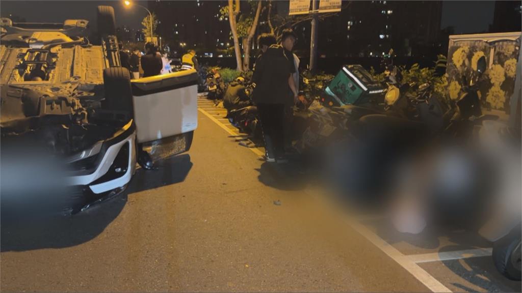 女子疑心情不佳酒駕撞毀路邊２４輛機車　肇事車失控翻覆畫面曝光