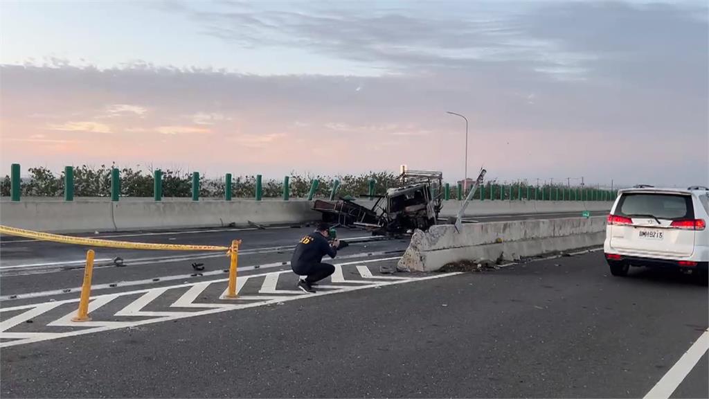 雲林台61縣小貨車自撞起火 駕駛脫困離奇失蹤、副駕燒成焦屍