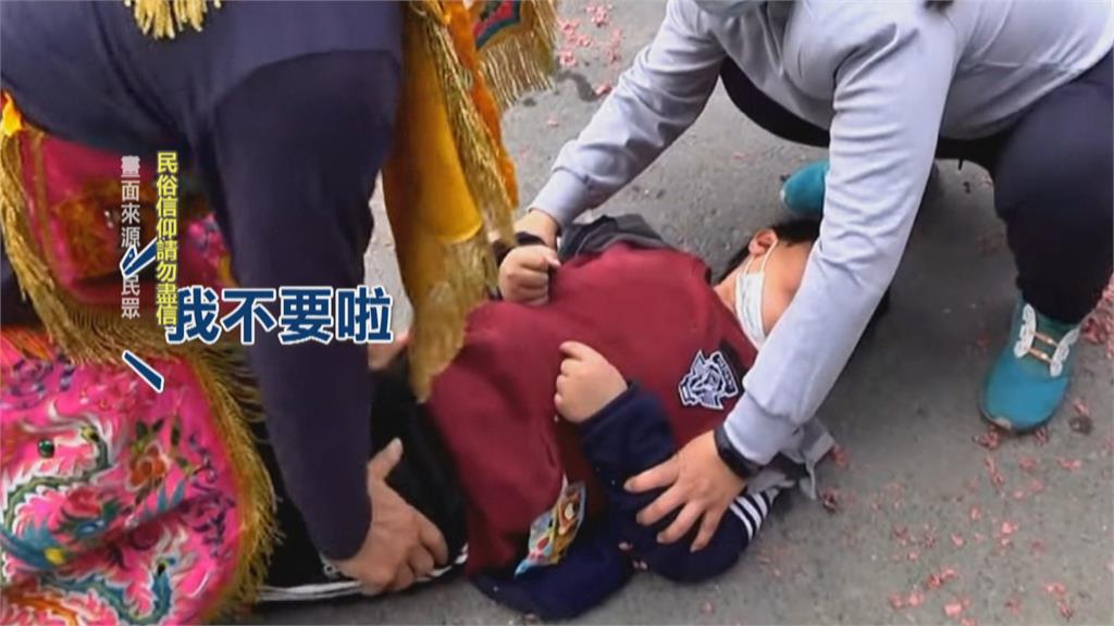 扯!乩童把人當沙包打 男童被搥肚.掐頸嚇到哭喊