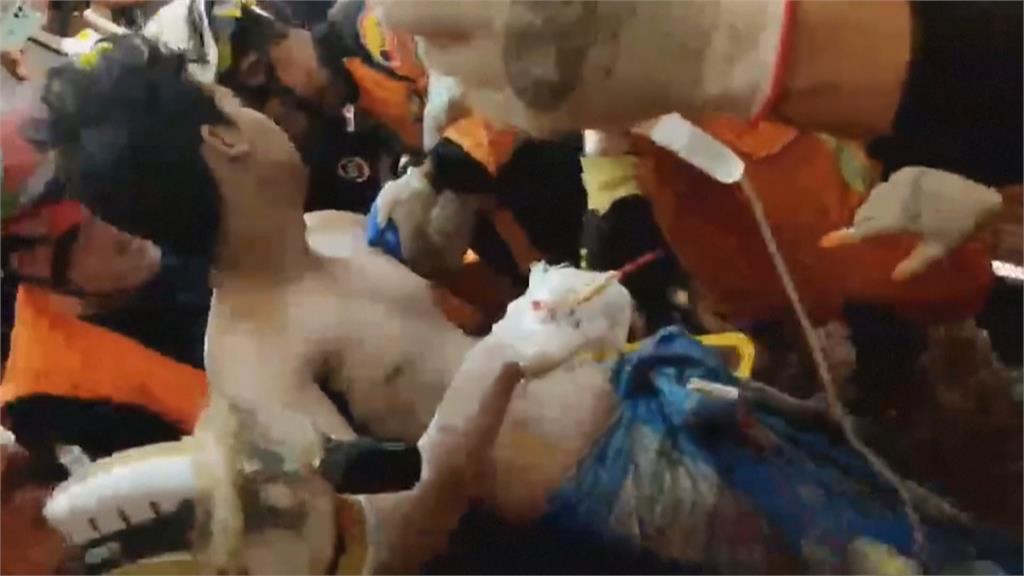 緬甸強震奇蹟生還! 男子困瓦礫逾百小時獲救 露出大大笑容
