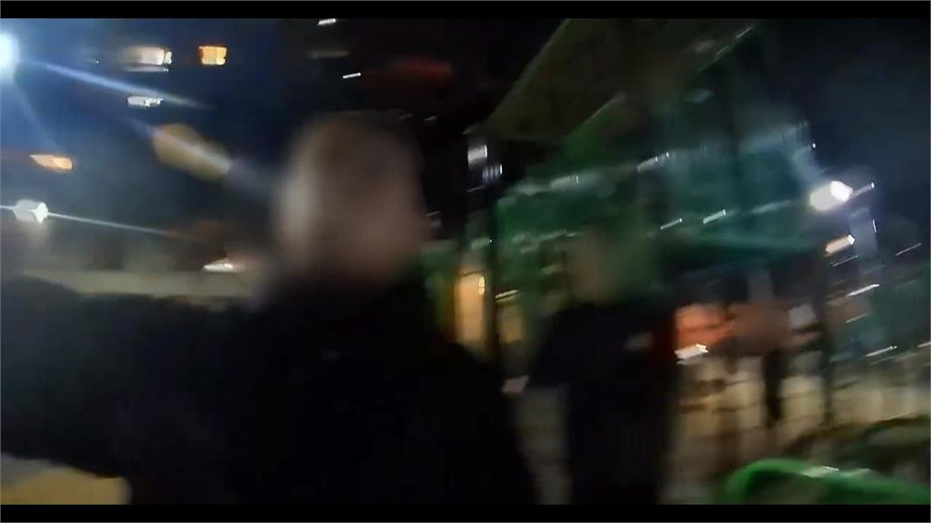 公園男爆氣「揪少年衣領+推人」　遭勸阻嗆：我叫黑道來