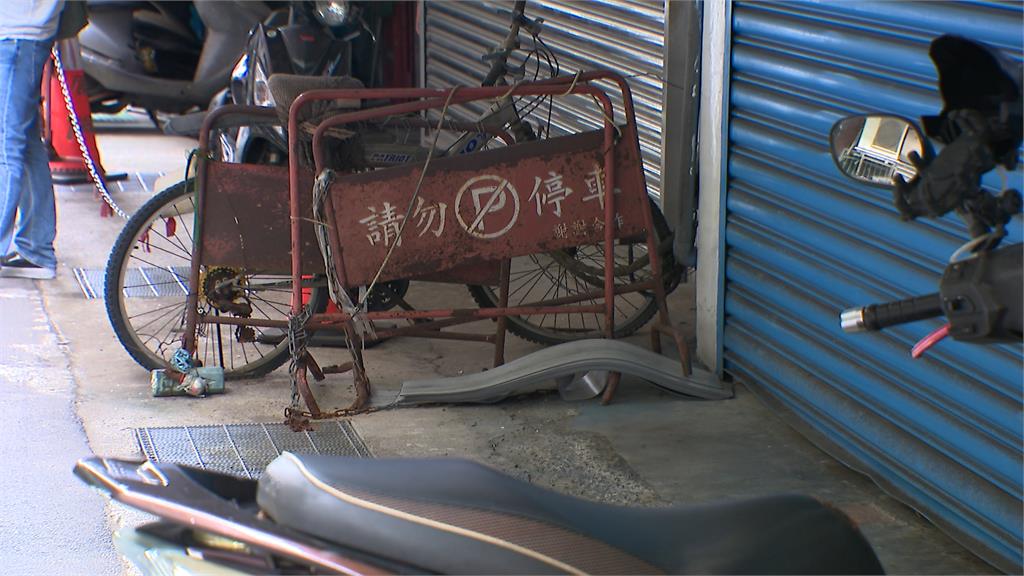 疑臨停擋車庫！控孕車主留電話沒人接　屋主氣炸「徒手砸破窗」