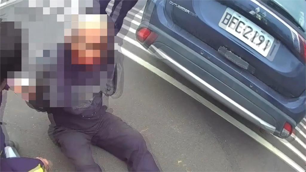 警匪追逐！男車牌註銷遭盤查　載女兒還拒檢撞警