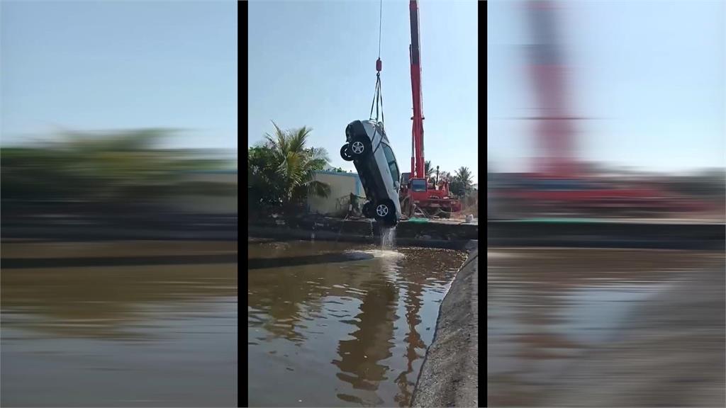疑倒車忘換檔　屏東自小客撞進餐廳連人帶車墜魚塭