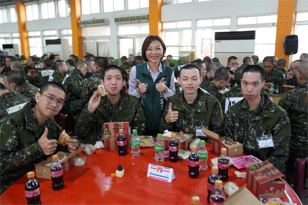 她送肯德基慰勞國軍竟被酸 「在開心什麼」？實況主1個當兵故事掀網憶當年